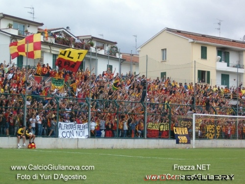 La mitica curva ovest. Oggi il Giulianova ha giocato senza il sostegno dei propri tifosi