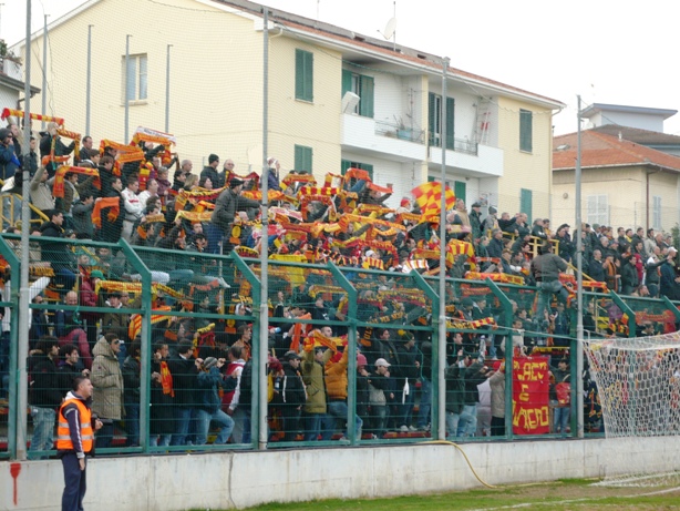 Buona prova della Curva Ovest nel secondo tempo dopo una prima frazione sottotono