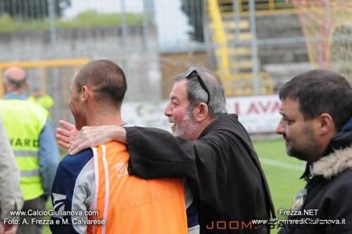 Padre Fernando che conforta Alessio Campagnacci