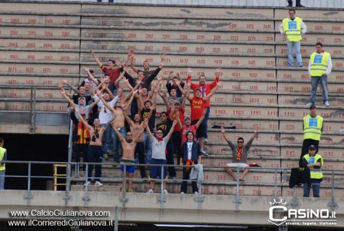Tifosi giuliesi allo Jacovone durante la sfida d'andata